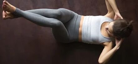 The girl is doing a exercise in the press